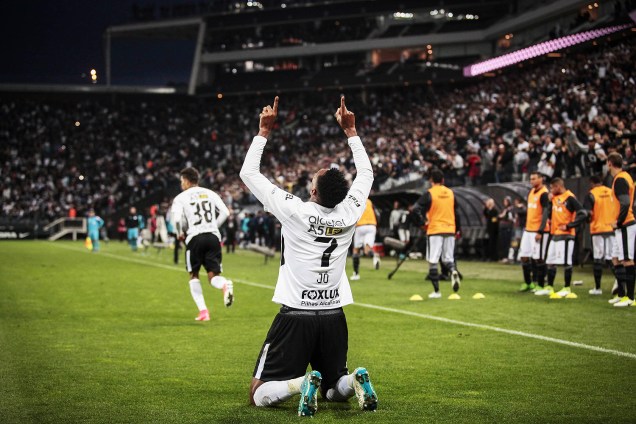 Jô comemora gol do Corinthians contra o Botafogo em jogo válido pela décima primeira rodada do campeonato brasileiro, na Arena Corinthians, zona leste da capital - 02/07/2017