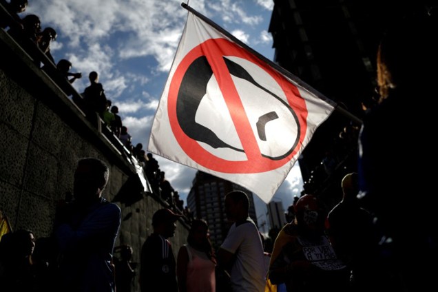 Manifestantes de oposição na Venezuela carregam bandeira com desenho do presidente Nicolás Maduro, durante protesto em Caracas - 26/07/2017