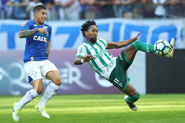 O jogador Zé Roberto, do Palmeiras, disputa bola com o jogador Lucas Romero, do Cruzeiro, pelo Campeonato Brasileiro, Estádio Mineirão.
