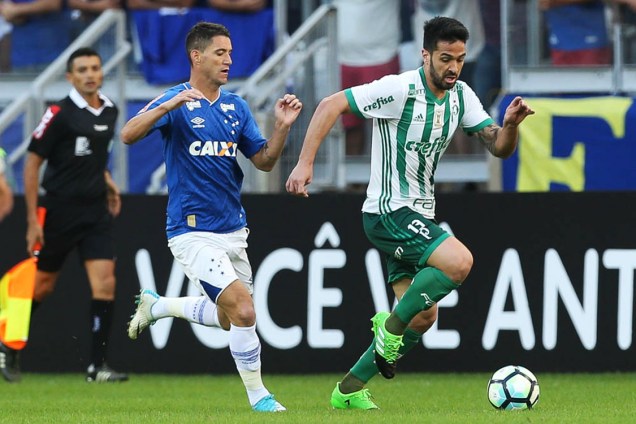 O jogador Luan, do Palmeiras, disputa bola com o jogador Thiago Neves, do Cruzeiro, pelo Campeonato Brasileiro, no Estádio Mineirão.