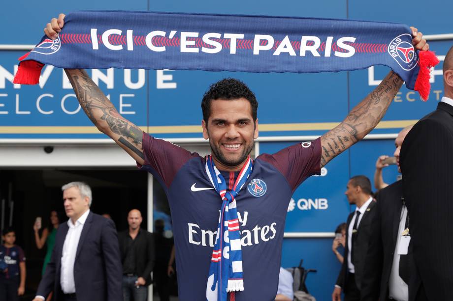 O jogador Daniel Alves se apresenta ao Paris Saint-Germain - 12/07/2017