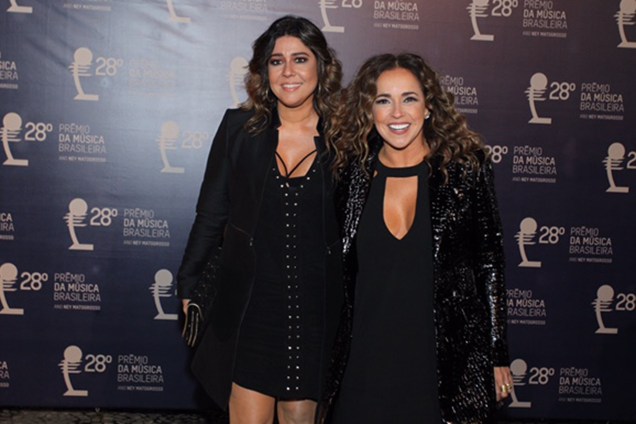 Daniela Mercury e sua esposa Malu Verçosa são fotografadas ao chegarem no 28° Premio de Música Brasileira no Teatro Municipal do Rio de Janeiro
