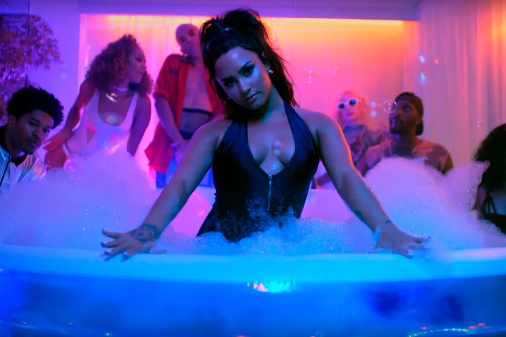 Demi Lovato no clipe de 'Sorry Not Sorry'