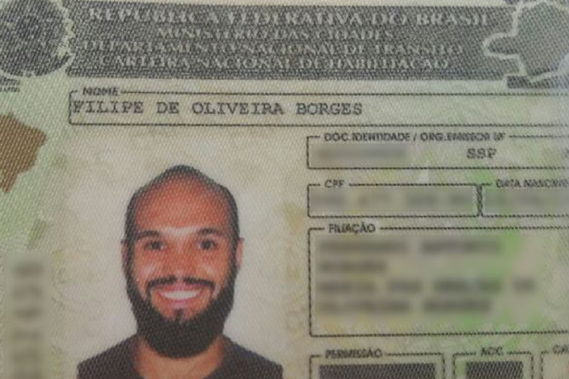 Empresária brasileira com carteira de habilitação e chave do carro