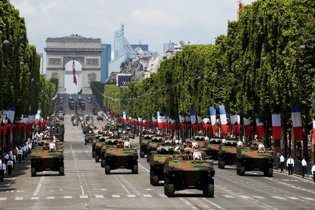 Tanques franceses desfilam na Champs-Elysée, em Paris, em comemoração ao Dia da Bastilha - 14/07/2017