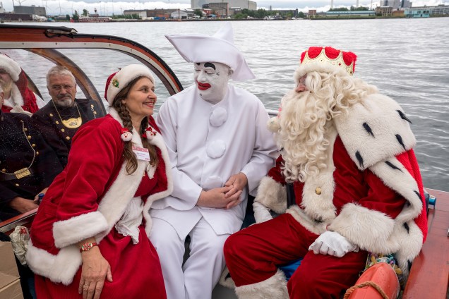 Participantes do Congresso Mundial de Papais Noéis são fotografados em um canal em Copanhague, na Dinamarca