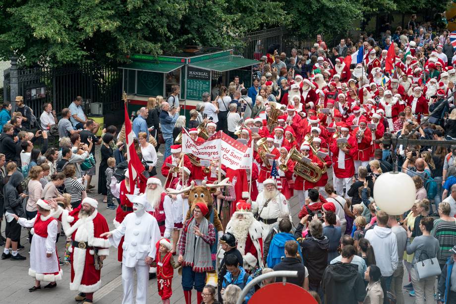 Participantes desfilam pelas ruas de Copenhague durante o primeiro dia do Congresso Mundial de Papais Noéis, na Dinamarca