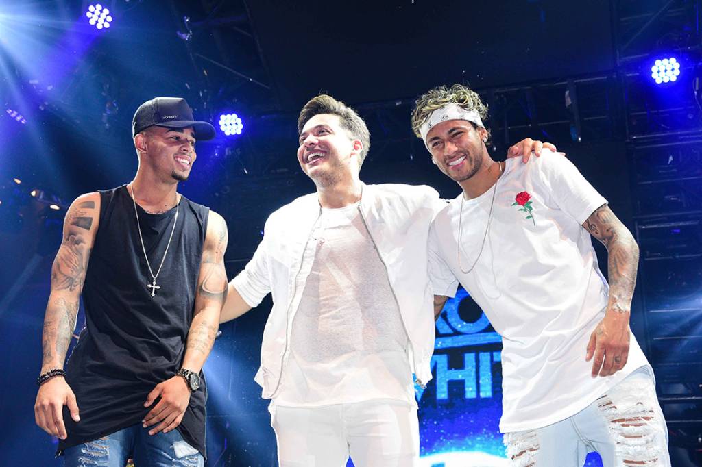 Em férias, Neymar canta em show de Wesley Safadão