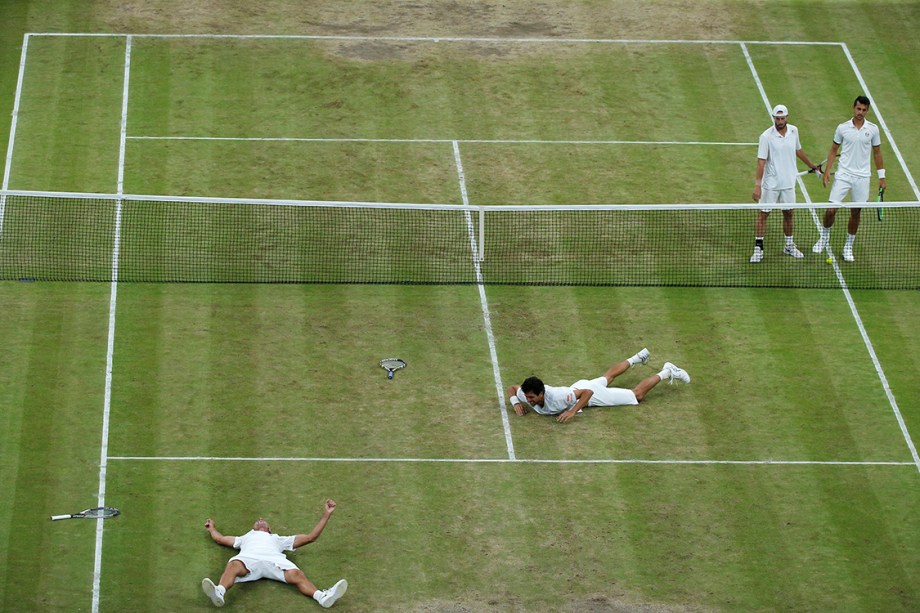 Polonês Lukasz Kubot e Brasileiro Marcelo Melo comemoram vitória na final de Wimbledon contra o austríaco Oliver Marach e o croata Mate Pavic, em Londres