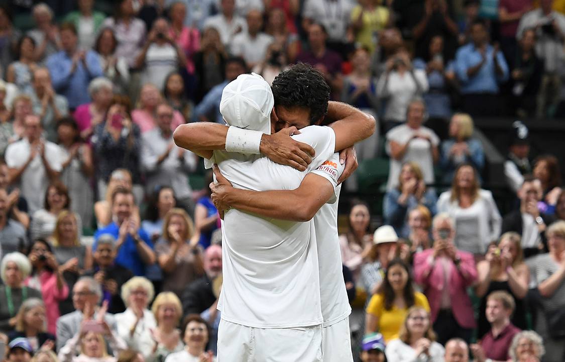 Brasileiro Marcelo Melo e o polonês Lukasz Kubot comemoram vitória na final de Wimbledon contra o austríaco Oliver Marach e o croata Mate Pavic, em Londres
