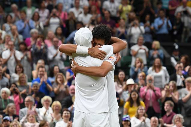 Brasileiro Marcelo Melo e o polonês Lukasz Kubot comemoram vitória na final de Wimbledon contra o austríaco Oliver Marach e o croata Mate Pavic, em Londres