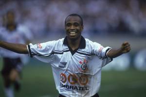 Edílson, do Corinthians, no jogo contra o Cruzeiro, pelo Campeonato Brasileiro de 1998