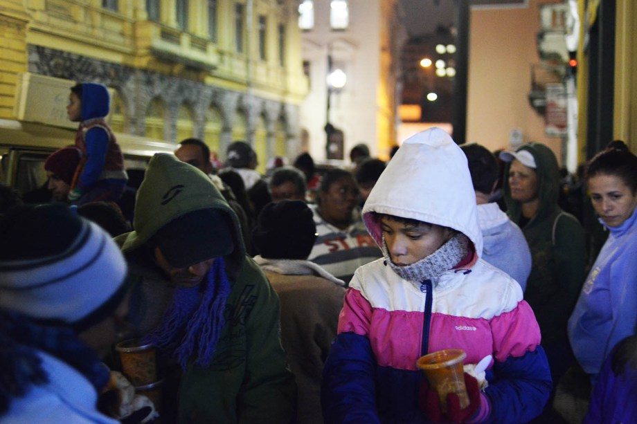 Pessoas se aglomeram para receberem sopas distribuidas por voluntários na região central de São Paulo