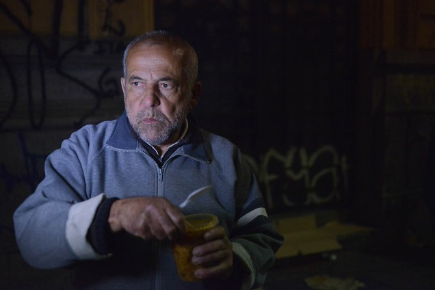 Antonio Luis, 60, morador de rua há 1 ano e meio, se protege do frio somente com um cobertor.