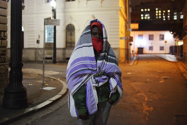 O baiano Gilson Oliveira, 24, se cobre com diversas mantas e agasalhos para se proteger do frio. Os termômetros chegaram a marcar 7,9º C em São Paulo