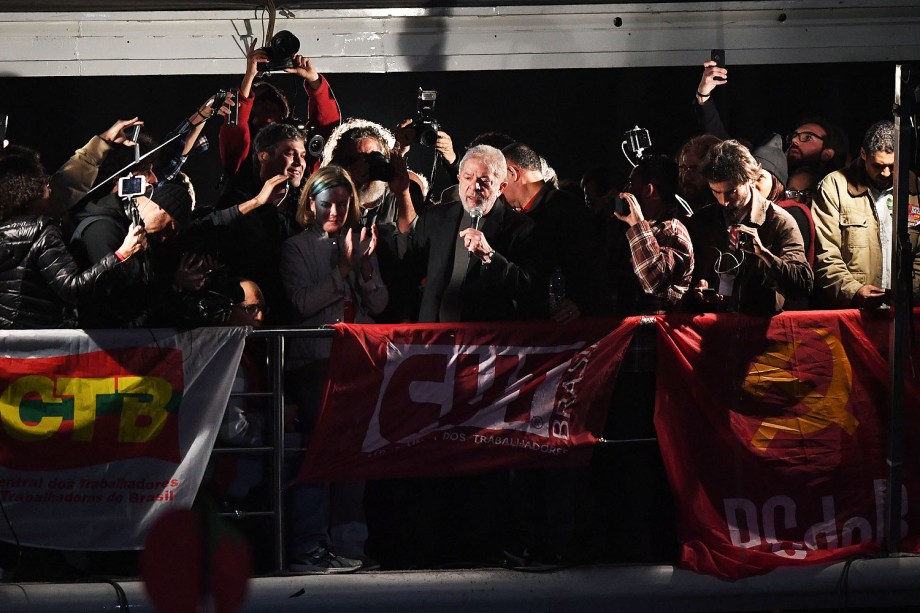 O ex presidente Luiz Inácio Lula da Silva durante protesto pela Democracia, na Avenida Paulista, em São Paulo (SP) - 20/07/2017