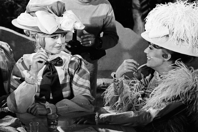 Brigitte Bardot e Jeanne Moreau no set de filmagem do filme 'Viva Maria' em 1965