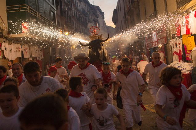 O Toro del Fuego, uma representação de touro que solta faíscas, corre pelas ruas de Pamplona durante o segundo dia do Festival de São Firmino na Espanha.