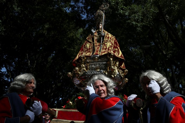 A estátua de São Firmino desfila nas ruas de Pamplona no dia dos santos, durante o festival de São Firmino na Espanha
