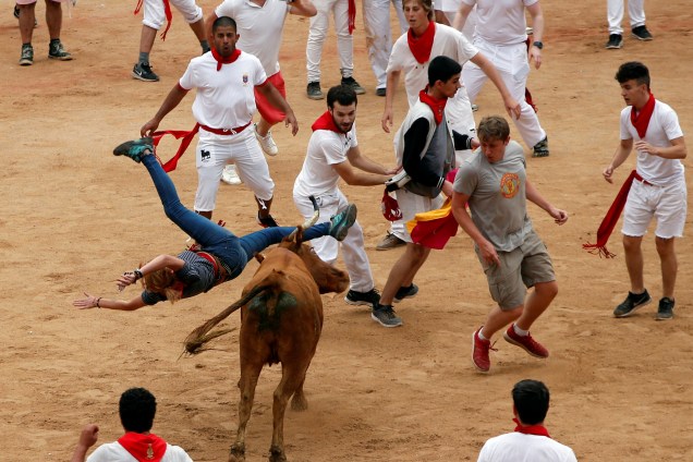 Uma vaca selvagem acerta um participante durante o quinto dia da tradicional corrida de touros do Festival de São Firmino, na Espanha