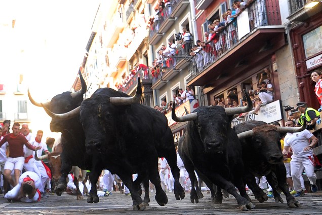 Os touros de luta de Victoriano del Rio durante a sexta corrida de touros do festival de São Firmino em Pamplona, no norte da Espanha