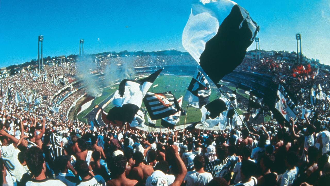 Torcedores do Corinthians com bandeiras no Morumbi