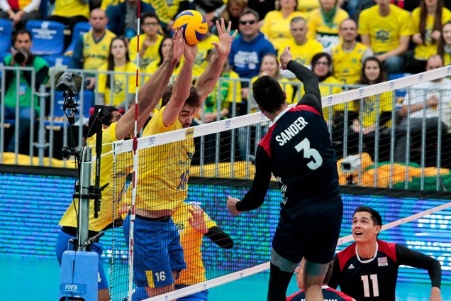 Brasil e USA disputam partida nas fases finais da Liga Mundial de Vôlei na Arena da Baixada, em Curitiba