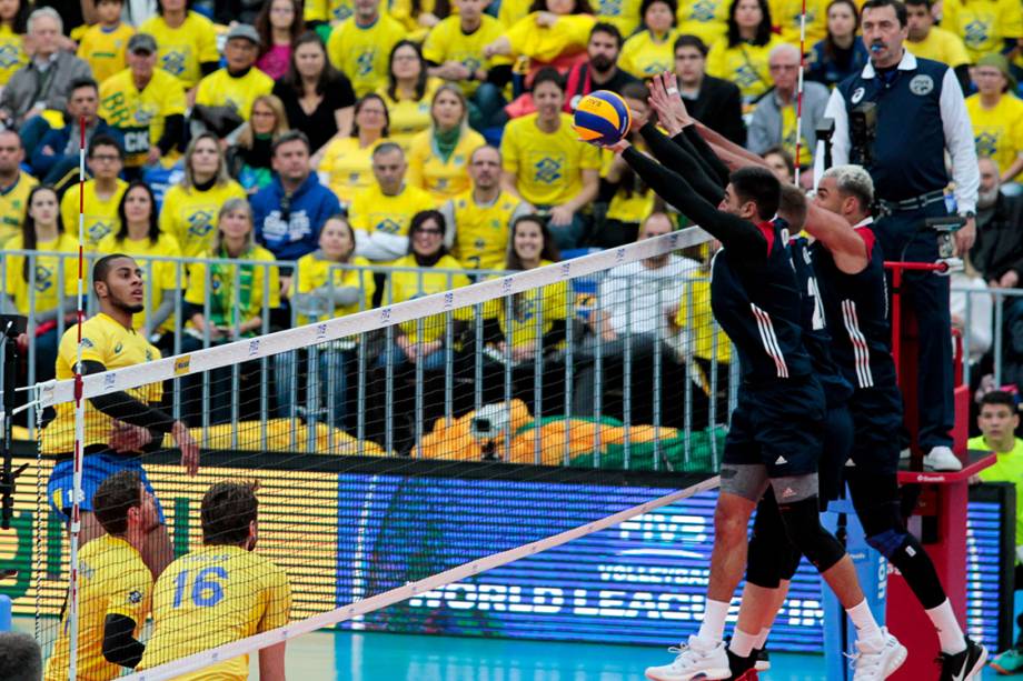 Brasil e USA disputam partida nas fases finais da Liga Mundial de Vôlei na Arena da Baixada, em Curitiba