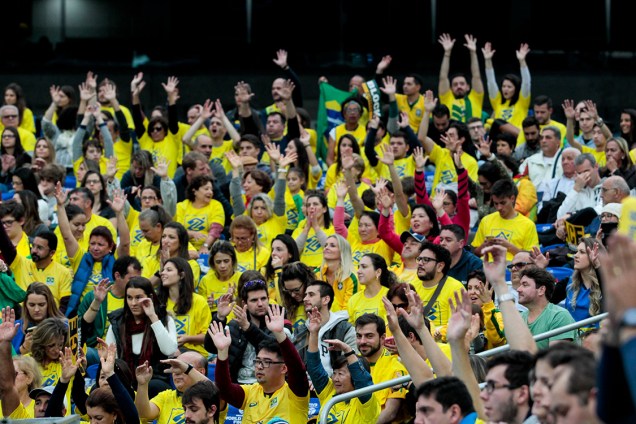 Torcida brasileira durante partida contra os EUA, nas fases finais da Liga Mundial de Vôlei na Arena da Baixada, em Curitiba