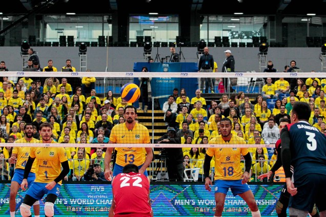 Brasil e USA disputam partida nas fases finais da Liga Mundial de Vôlei na Arena da Baixada, em Curitiba