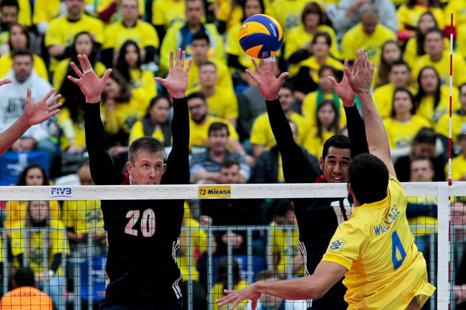 Wallace Souza durante partida entre Brasil e EUA, nas fases finais da Liga Mundial de Vôlei na Arena da Baixada, em Curitiba