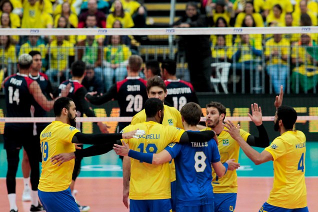 Jogadores do Brasil comemoram ponto durante partida contra os EUA, nas fases finais da Liga Mundial de Vôlei na Arena da Baixada, em Curitiba