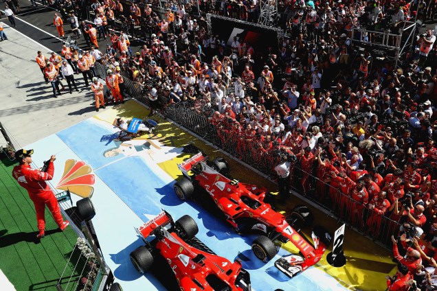 O alemão Sebastian Vettel da Ferrari comemora com os companheiros de equipe a vitória no GP da Hungria de Fórmula 1 - 30/07/2017