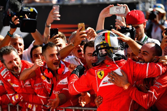 O alemão Sebastian Vettel da Ferrari comemora com os companheiros de equipe a vitória no GP da Hungria de Fórmula 1 - 30/07/2017