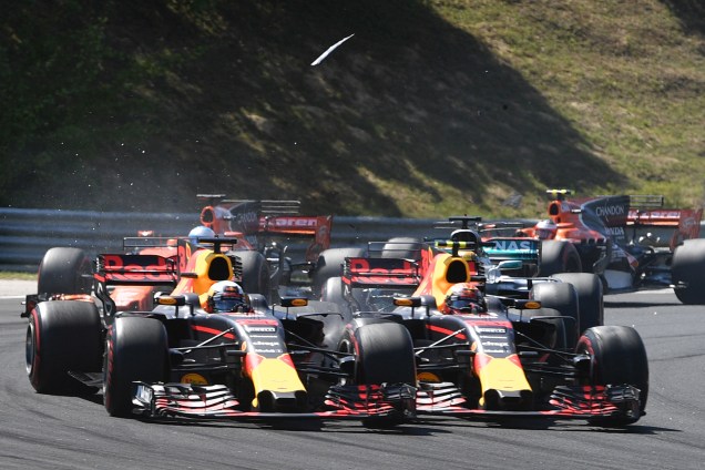 O pilotos da Red Bull, Daniel Ricciardo e  Max Verstappen se envolvem em acidente durante o GP da Hungria - 30/07/2017