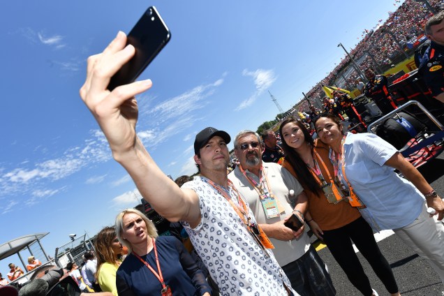 O ator americano Ashton Kutcher faz uma selfie com o público durante o GP da Hungria de Fórmula 1 - 30/07/2017