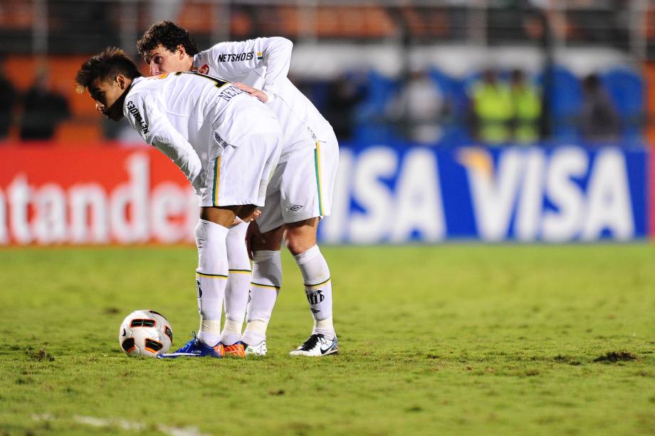 Neymar e Elano em ação pelo Santos durante partida contra o Once Caldas, válida pela Copa Libertadores em 2011