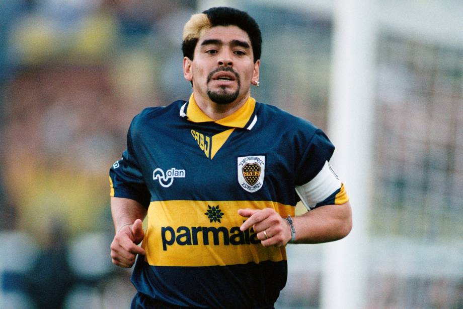 Diego Maradona em ação pelo Boca Juniors, em 1995 -