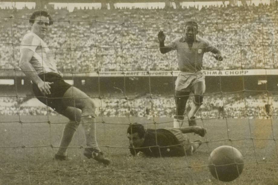 No dia 7 de julho de 1957, Pelé entrou em campo pela primeira vez vestindo a camisa da Seleção Brasileira. A partida contra a Argentina e válida pela Copa Roca, o atual Superclássico das Américas, foi disputada no Maracanã, no Rio de Janeiro, com um público de 80 mil pessoas