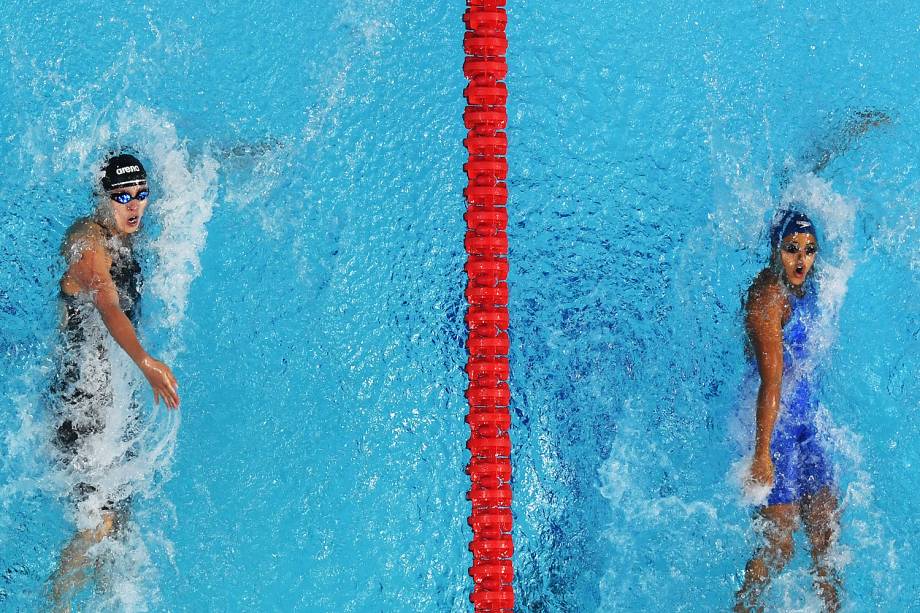 A pernambucana Etiene Medeiros ganha a medalha de ouro na prova dos 50 m costas no Mundial de esportes aquáticos de Budapeste, na Hungria - 27/07/2017