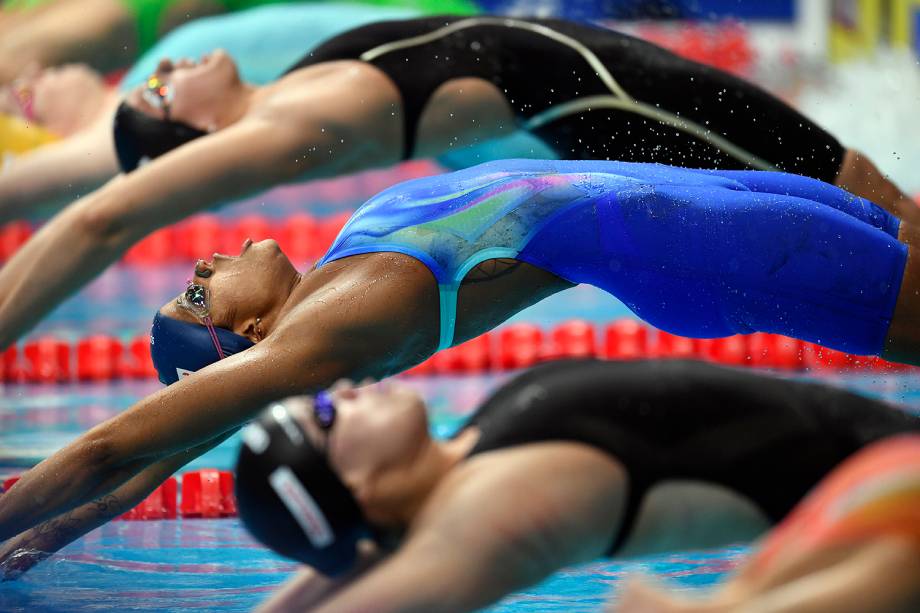 A pernambucana Etiene Medeiros ganha a medalha de ouro na prova dos 50 m costas no Mundial de esportes aquáticos de Budapeste, na Hungria - 27/07/2017