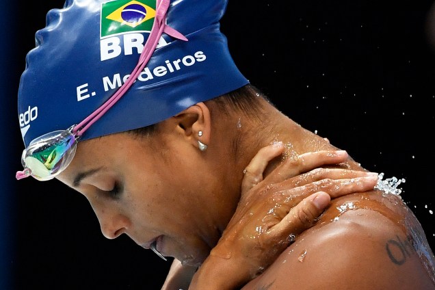 A pernambucana Etiene Medeiros ganha a medalha de ouro na prova dos 50 m costas no Mundial de esportes aquáticos de Budapeste, na Hungria - 27/07/2017