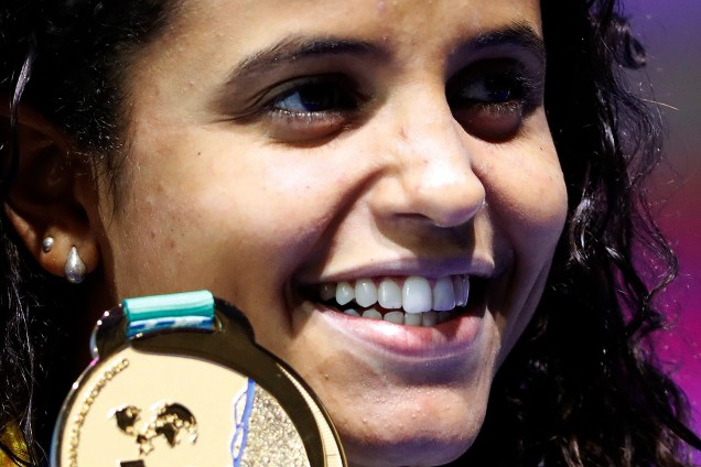 A pernambucana Etiene Medeiros ganha a medalha de ouro na prova dos 50 m costas no Mundial de esportes aquáticos de Budapeste, na Hungria - 27/07/2017