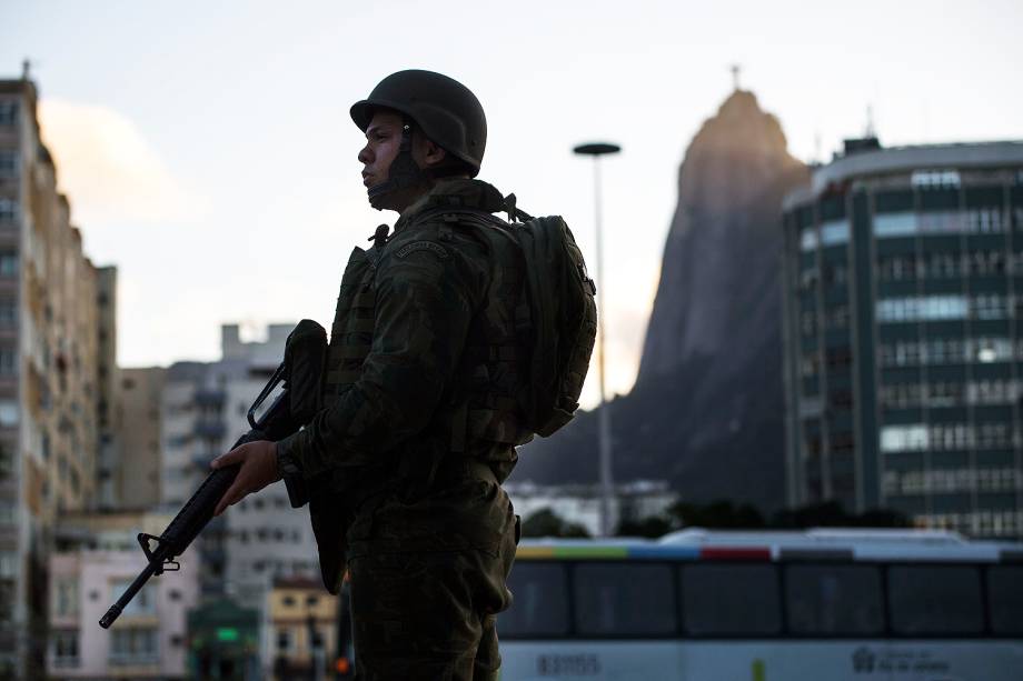 Homens das Forças Armadas patrulham as ruas no Rio de Janeiro - 28/07/2017