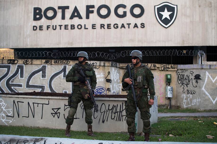 Homens das Forças Armadas patrulham as ruas no Rio de Janeiro - 28/07/2017