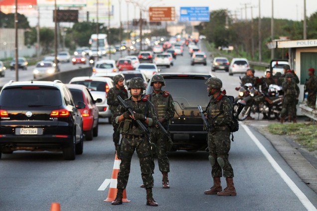 Homens das Forças Armadas patrulham rodovias no Rio de Janeiro - 28/07/2017