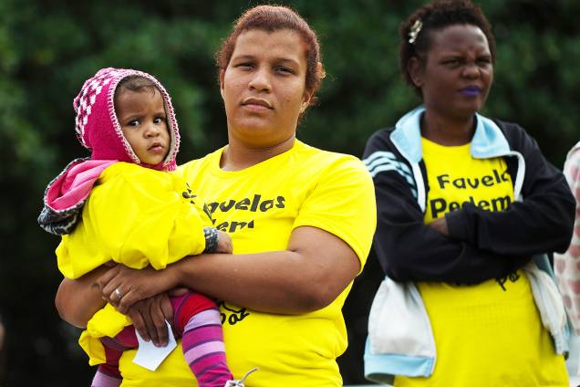 Moradores e representantes de 47 comunidades durante protesto das Favelas pela Paz, contra a violência nas comunidades do Rio, em frente ao Copacabana Palace, no Rio de Janeiro (RJ) - 02/07/2017 Moradores e representantes de 47 comunidades durante protesto das Favelas pela Paz, contra a violência nas comunidades do Rio, em frente ao Copacabana Palace, no Rio de Janeiro (RJ) - 02/07/2017