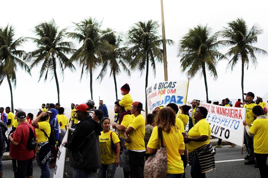 Moradores e representantes de 47 comunidades durante protesto das Favelas pela Paz, contra a violência nas comunidades do Rio, em frente ao Copacabana Palace, no Rio de Janeiro (RJ) - 02/07/2017