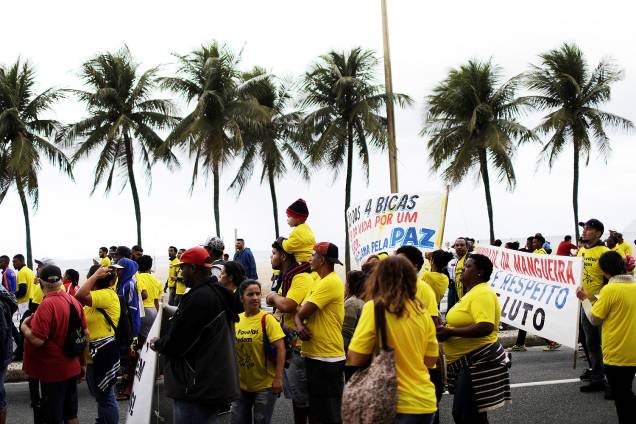 Moradores e representantes de 47 comunidades durante protesto das Favelas pela Paz, contra a violência nas comunidades do Rio, em frente ao Copacabana Palace, no Rio de Janeiro (RJ) - 02/07/2017 Moradores e representantes de 47 comunidades durante protesto das Favelas pela Paz, contra a violência nas comunidades do Rio, em frente ao Copacabana Palace, no Rio de Janeiro (RJ) - 02/07/2017