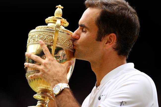 Suiço Roger Federer comemora vitória na final do torneio de Wimbledon após derrotar o croata Marin Cilic, em Londres
